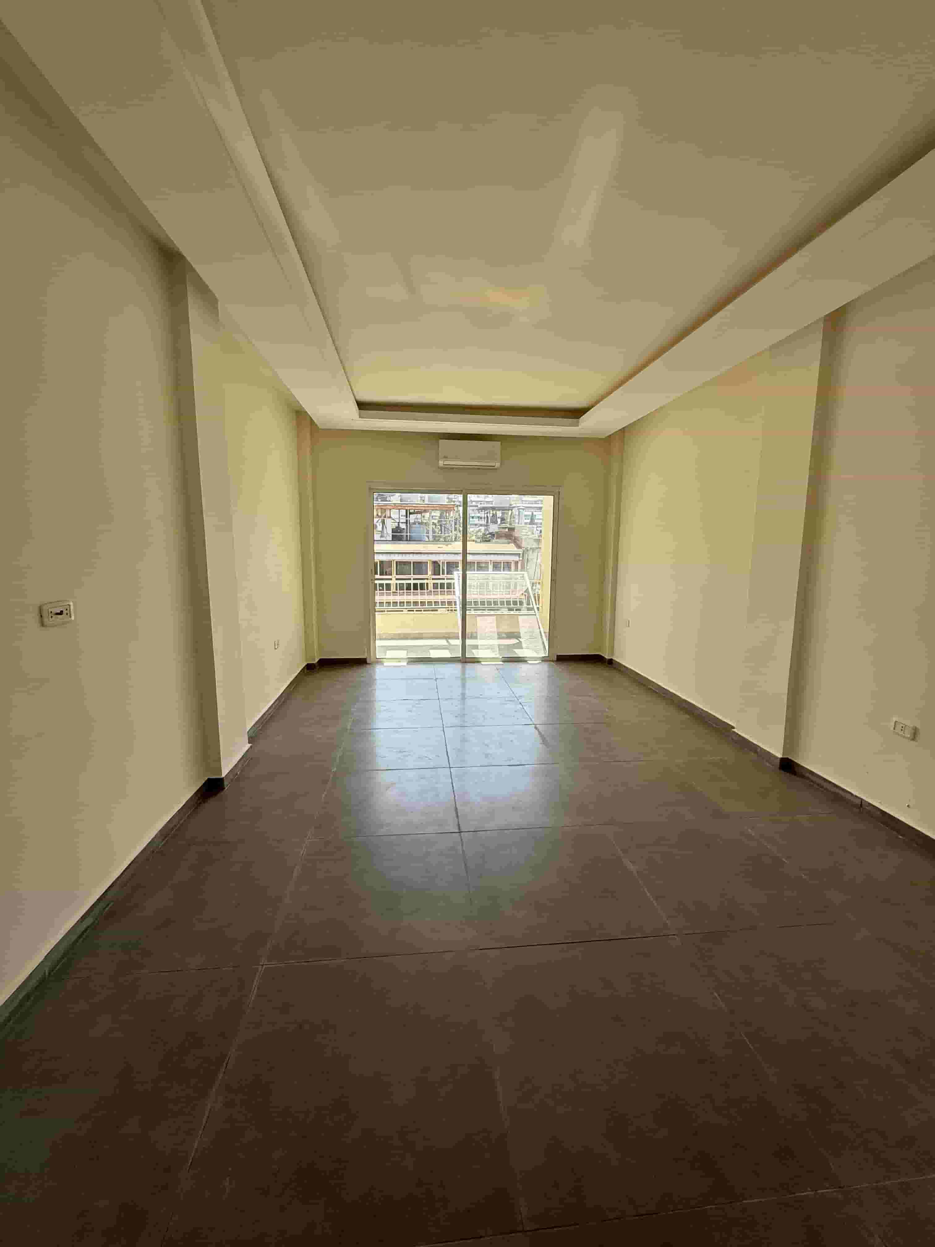 للايجار شقة غير مفروشة في راس بيروت