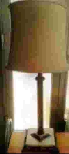 مصباح من البرونز والرخام