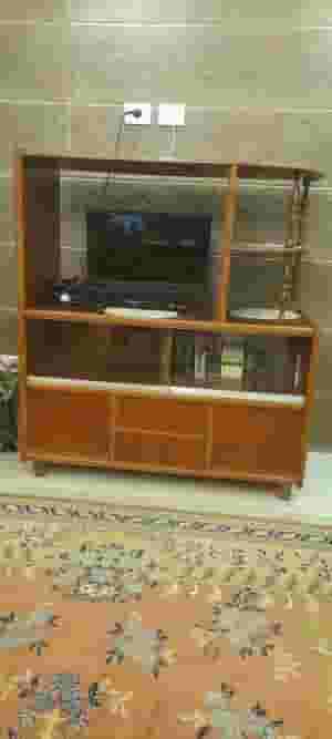 طاولة تلفزيون خشب بحالة ممتازة