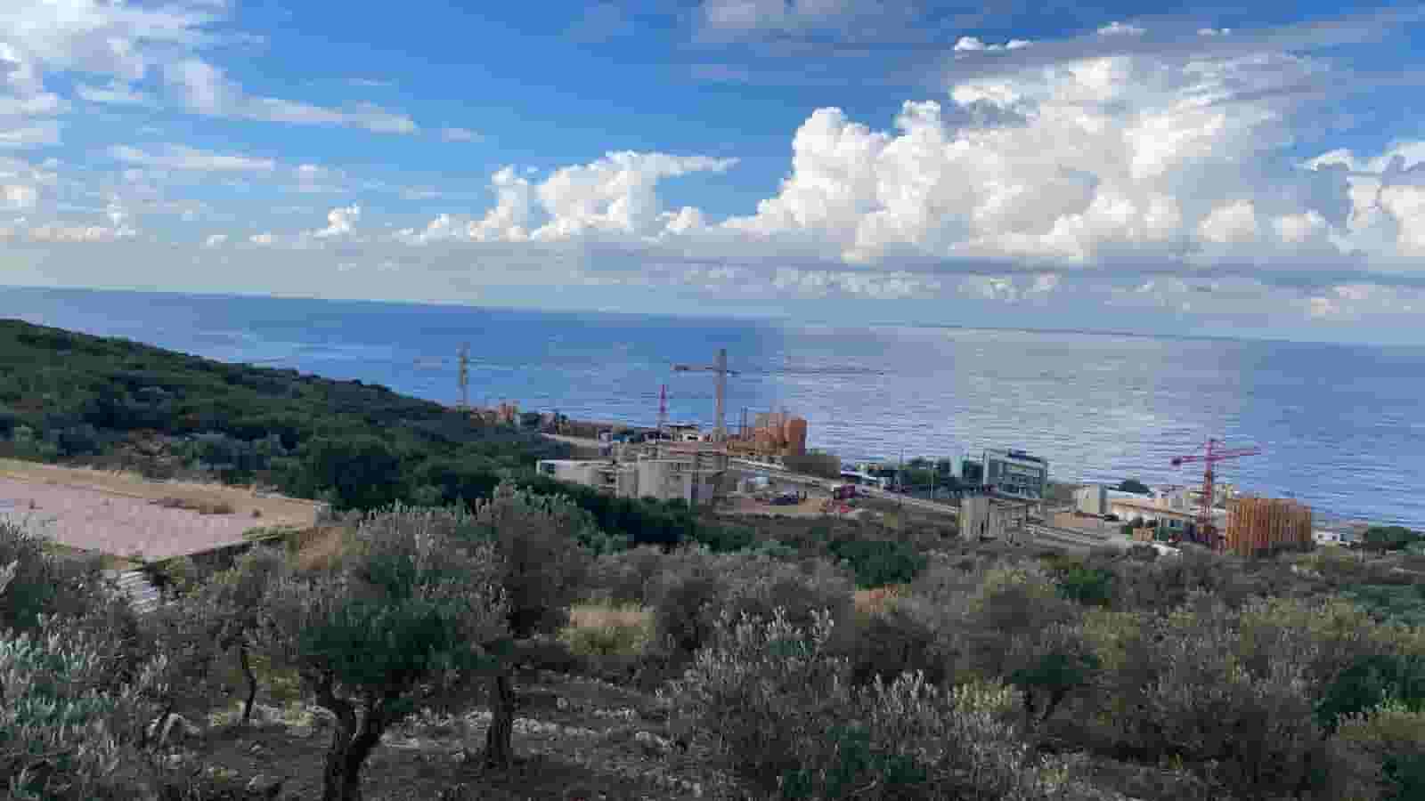 ارض للبيع في المنصف مطل على البحر مساحة 1015متر